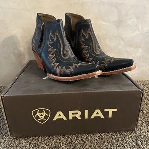 Ariat Women's Dixon Black Snip Toe Cowboy Booties